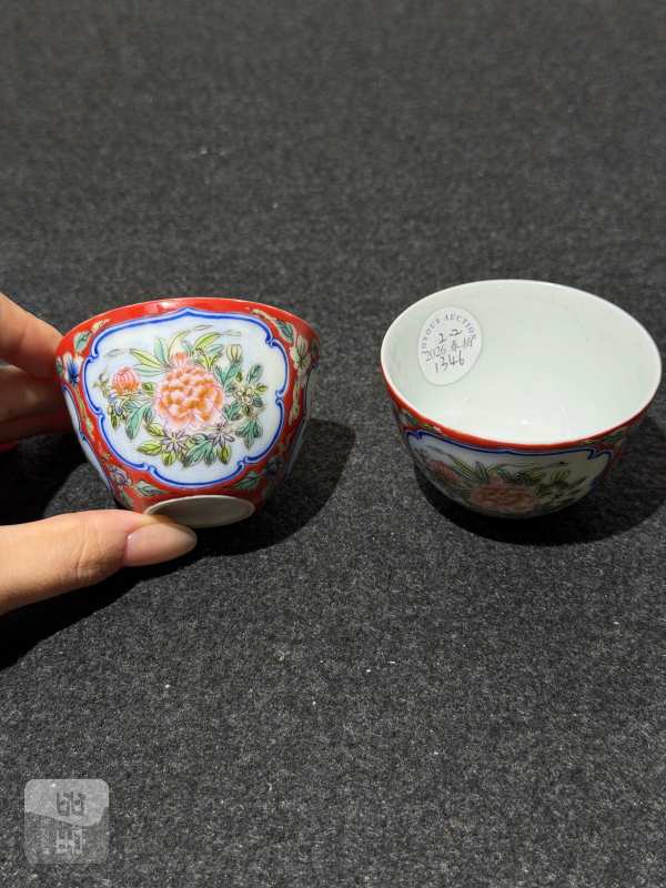 民国 珊瑚红地蓝料彩开光粉彩牡丹图杯一对 - 图2